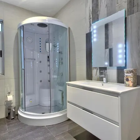 With Private Jacuzzi And Terrace In St Julians 3 Bedrooms Апартаменты