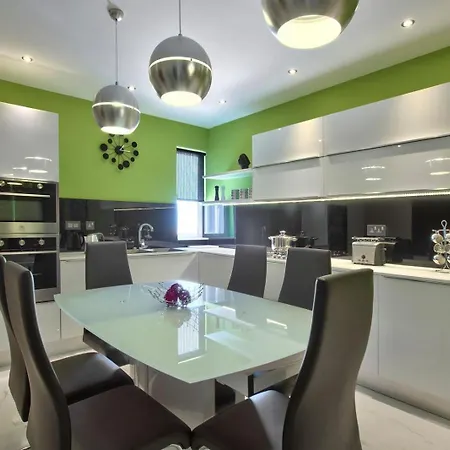 With Private Jacuzzi And Terrace In St Julians 3 Bedrooms Апартаменты Сент Джулианс