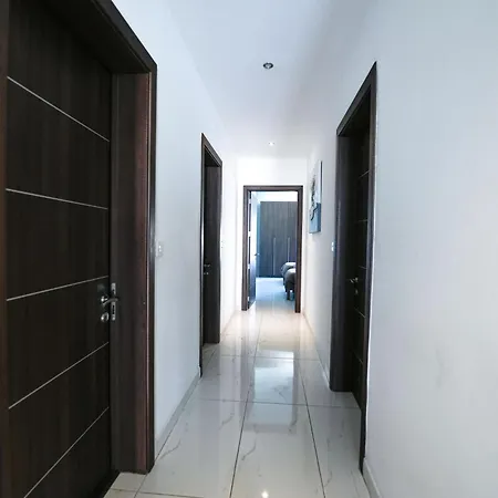 Апартаменты St Julians Flat With Jacuzzi