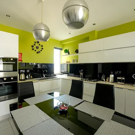 St Julians Flat With Jacuzzi Daire *