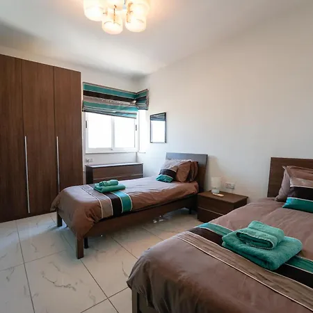 St Julians Flat With Jacuzzi Апартаменты Сент Джулианс