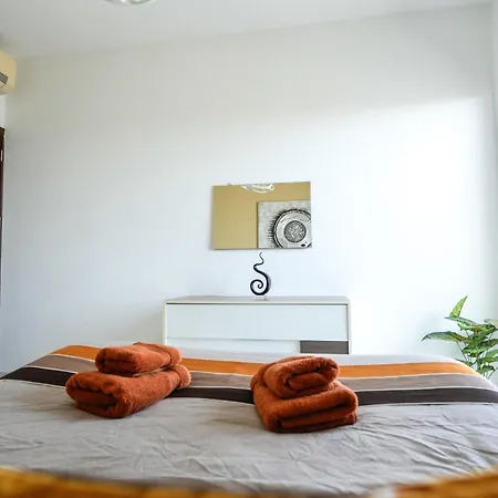 Апартаменты St Julians Flat With Jacuzzi Сент Джулианс