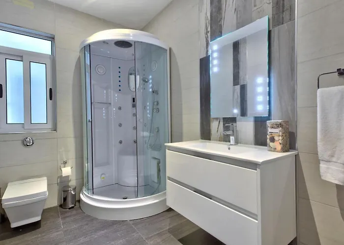 With Private Jacuzzi And Terrace In St Julians 3 Bedrooms Apartamento