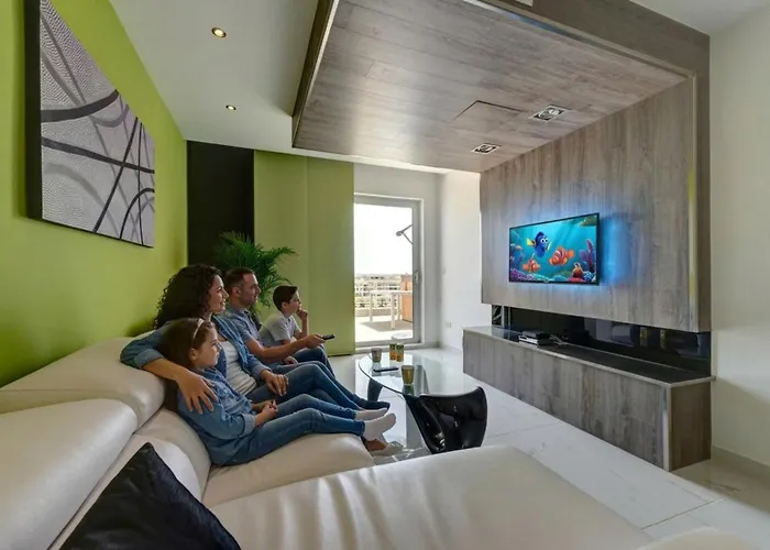 With Private Jacuzzi And Terrace In St Julians 3 Bedrooms Apartamento